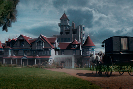 Кадр из фильма Винчестер. Дом, который построили призраки