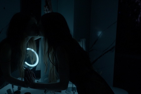 Кадр из фильма Тёмное зеркало