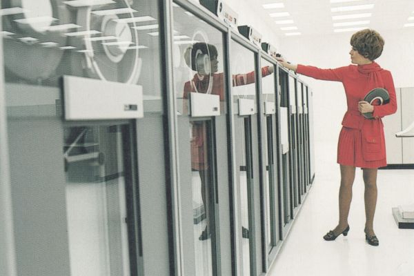 Кадр из фильма Модернизм, Inc. (с субтитрами) 