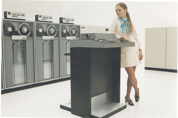 Кадр из фильма Модернизм, Inc. (с субтитрами) 