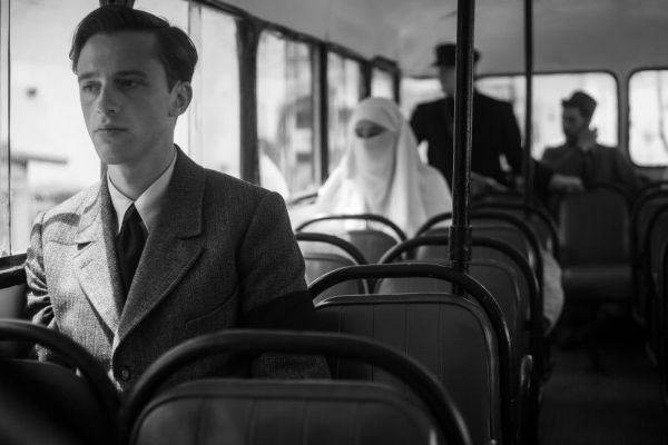 Кадр из фильма Посторонний 