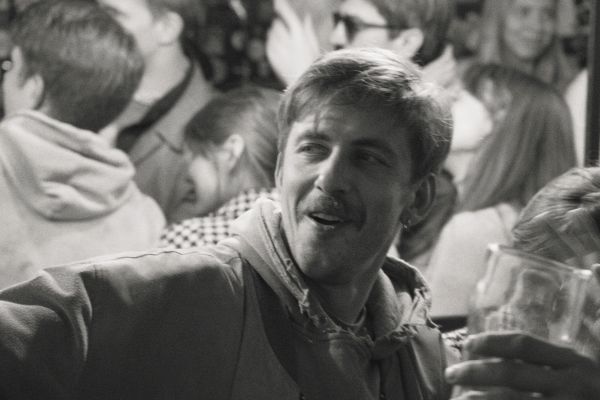 Кадр из фильма Картины дружеских связей