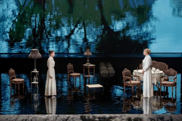 Кадр из фильма Лес