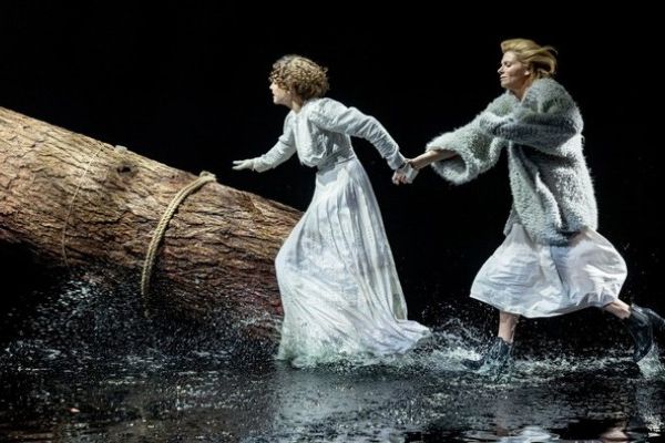 Кадр из фильма Лес