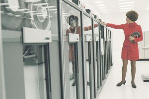 Кадр из фильма Модернизм, Inc. (с субтитрами) 