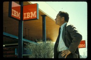 Кадр из фильма Модернизм, Inc. (с субтитрами) 