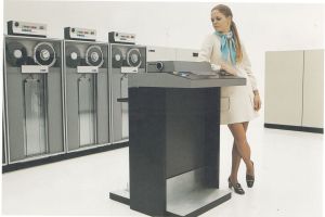 Кадр из фильма Модернизм, Inc. (с субтитрами) 