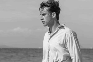 Кадр из фильма Посторонний 